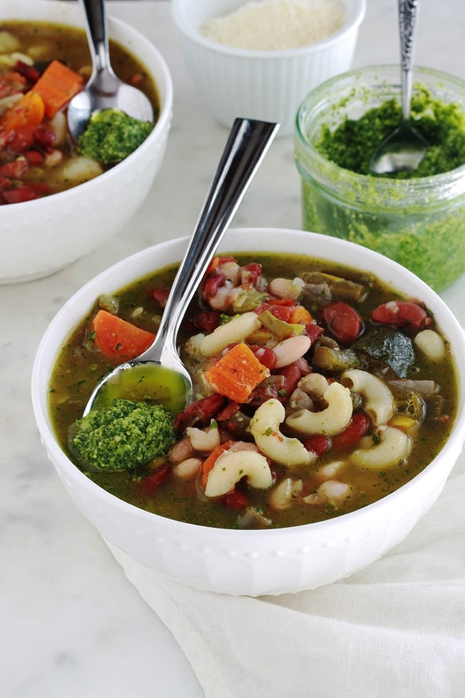 La soupe au pistou est un grand classique de la cuisine provençale. Une soupe estivale facile, avec des légumes d’été frais et des légumineuses, de petites pâtes et du pistou (basilic, ail, huile d’olive). Délicieuse aussi bien chaude que froide. Consistante avec les légumineuses, elle convient aussi pour les végétariens et végétaliens.