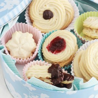 La recette des spritz ou sablés viennois de Pierre hermé. Ces biscuits sablés sont faciles et rapides à faire. C’est la meilleure recette de spritz que j’ai testé! Avec un blanc d’oeuf, sans lait. Nature ou nappés de chocolat ou de confiture, ils sont délicieux pour le goûter des enfants et des plus grands.