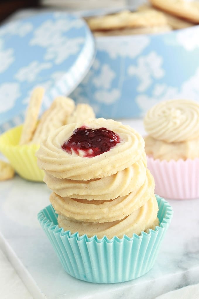 La recette des spritz ou sablés viennois de Pierre hermé. Ces biscuits sablés sont croquants et fondants à la fois. Faciles et rapides à faire. C’est la meilleure recette de spritz que j’ai testé! Avec un blanc d’oeuf, sans lait. Nature ou nappés de chocolat ou de confiture, ils sont délicieux pour le goûter des enfants et des plus grands.