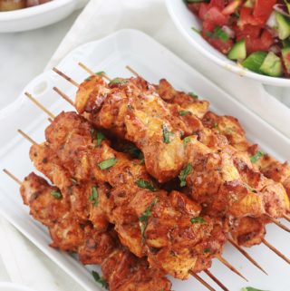 Brochettes de poulet au paprika et aux herbes cuites au four. C’est une recette très facile et rapide (en dehors du temps de macération). La marinade est composée de paprika, cumin, coriandre, herbes de Provence, poivre et huile d’olive. Une idée d'accompagnement : du riz et une salade ou dans un sandwich pita avec des crudités et une sauce… C’est simple et délicieux.