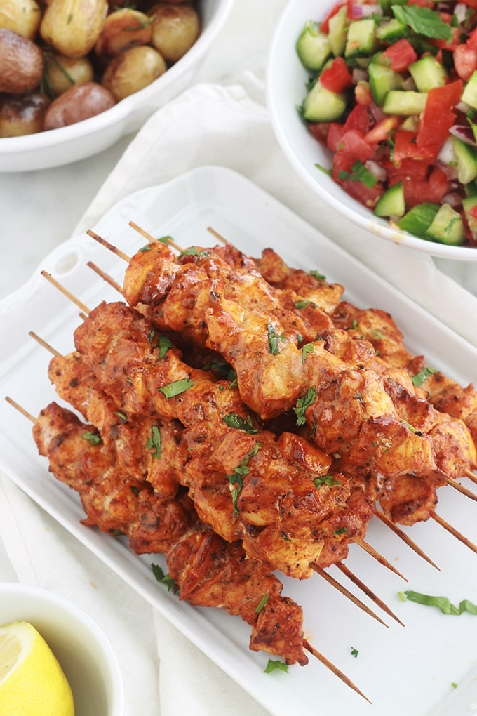 Brochettes de poulet au paprika et aux herbes cuites au four. C’est une recette très facile et rapide (en dehors du temps de macération). La marinade est composée de paprika, cumin, coriandre, herbes de Provence, poivre et huile d’olive. Une idée d'accompagnement : du riz et une salade ou dans un sandwich pita avec des crudités et une sauce… C’est simple et délicieux.