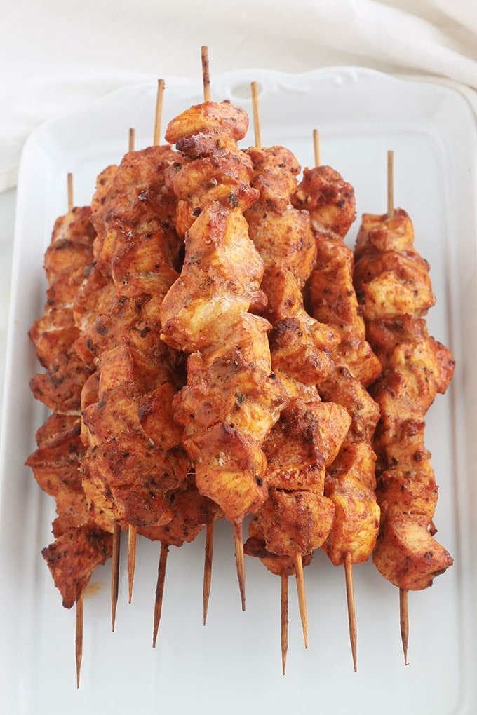 Brochettes de poulet au paprika et aux herbes cuites au four. C’est une recette très facile et rapide (en dehors du temps de macération). La marinade est composée de paprika, cumin, coriandre, herbes de Provence, poivre et huile d’olive. Une idée d'accompagnement : du riz et une salade ou dans un sandwich pita avec des crudités et une sauce… C’est simple et délicieux.