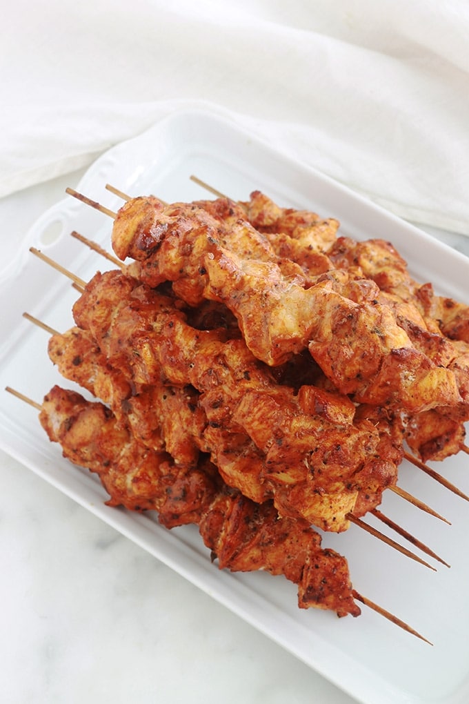 Brochettes de poulet au paprika et aux herbes cuites au four. C’est une recette très facile et rapide (en dehors du temps de macération). La marinade est composée de paprika, cumin, coriandre, herbes de Provence, poivre et huile d’olive. Une idée d'accompagnement : du riz et une salade ou dans un sandwich pita avec des crudités et une sauce… C’est simple et délicieux.