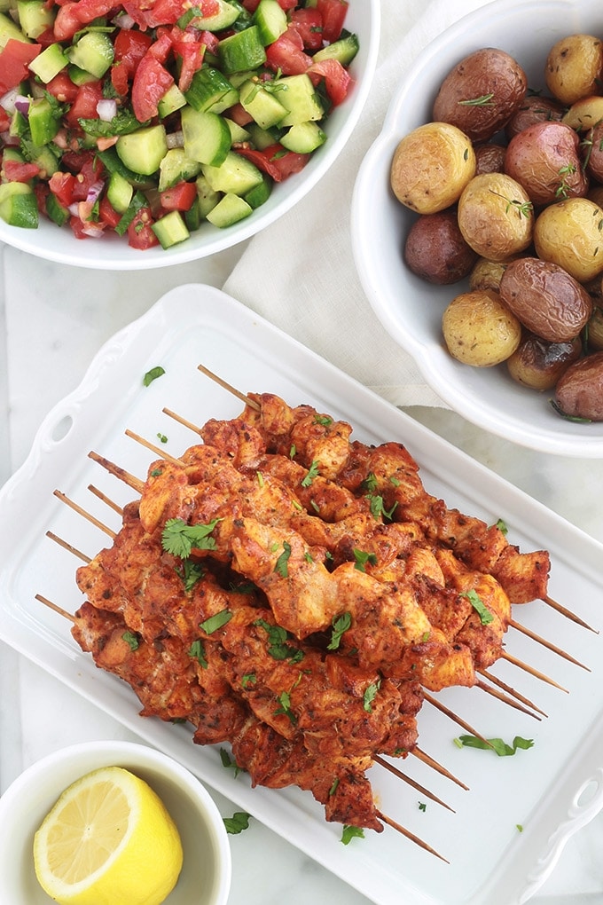 Brochettes de poulet au paprika et aux herbes cuites au four. C’est une recette très facile et rapide (en dehors du temps de macération). La marinade est composée de paprika, cumin, coriandre, herbes de Provence, poivre et huile d’olive. Une idée d'accompagnement : du riz et une salade ou dans un sandwich pita avec des crudités et une sauce… C’est simple et délicieux.