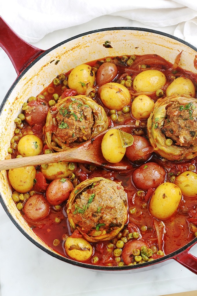 Voici un plat complet de légumes mijotés dans une sauce tomate : des fonds d'artichauts farcis à la viande hachée, des pommes de terre et des petits pois. Une recette facile, rapide et pleine de saveurs. Et vous pouvez l'adapter en mettant des légumes selon votre goût.