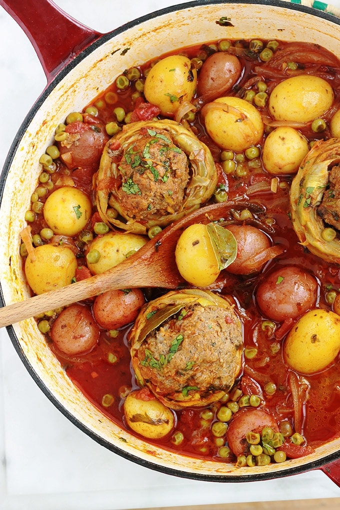 Voici un plat complet de légumes mijotés dans une sauce tomate : des fonds d'artichauts farcis à la viande hachée, des pommes de terre et des petits pois. Une recette facile, rapide et pleine de saveurs. Et vous pouvez l'adapter en mettant des légumes selon votre goût.