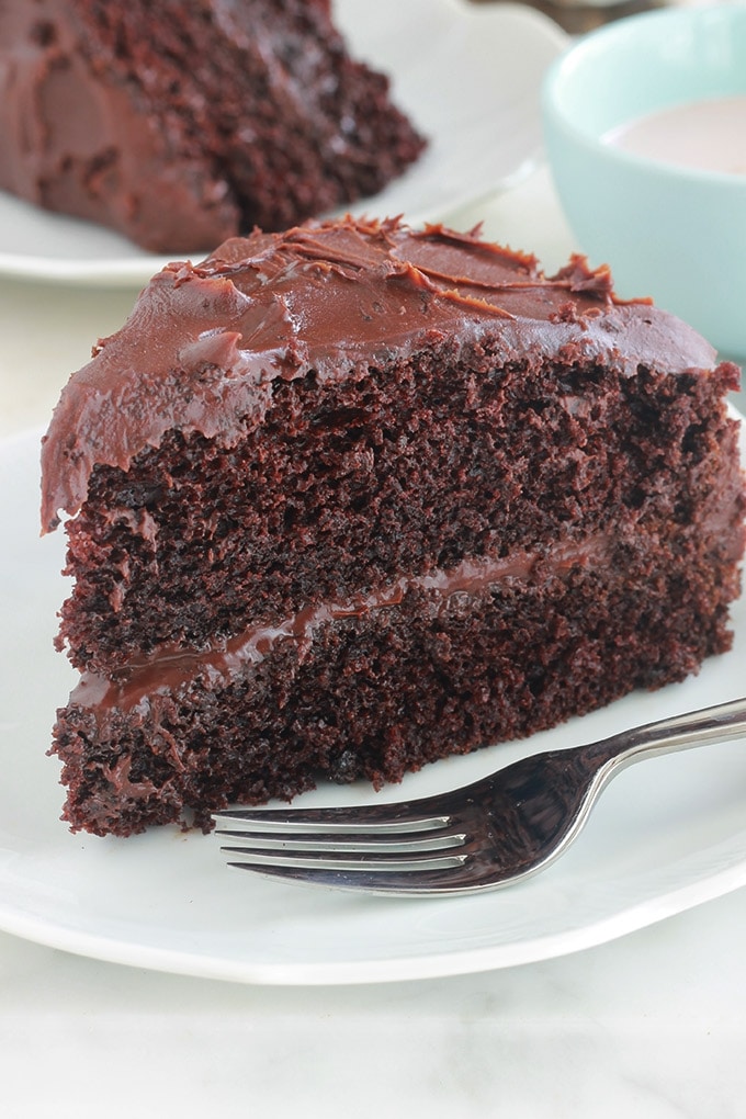 Délicieux gâteau au chocolat hyper moelleux avec une ganache toute simple. A base d’huile, sans beurre. Il est tellement facile, même pas besoin de batteur électrique. Parfait pour toutes les occasions. C’est l’un des gâteaux que je fais pour l’anniversaire de ma fille.