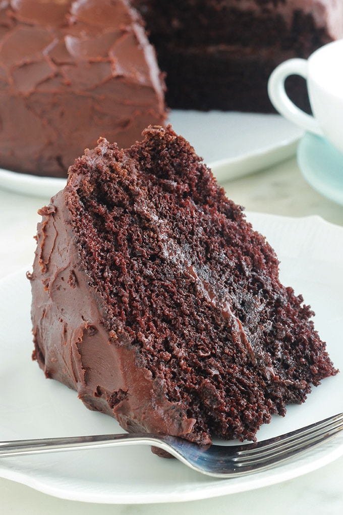 Délicieux gâteau au chocolat hyper moelleux avec une ganache toute simple. A base d’huile, sans beurre. Il est tellement facile, même pas besoin de batteur électrique. Parfait pour toutes les occasions. C’est l’un des gâteaux que je fais pour l’anniversaire de ma fille.