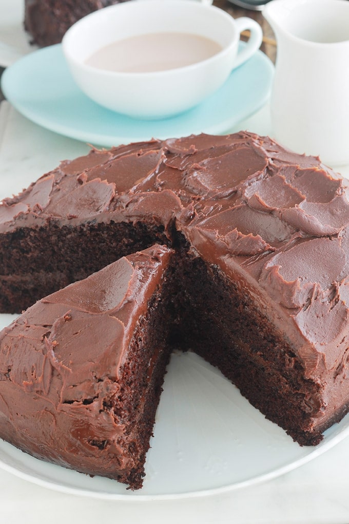 Délicieux gâteau au chocolat hyper moelleux avec une ganache toute simple. A base d’huile, sans beurre. Il est tellement facile, même pas besoin de batteur électrique. Parfait pour toutes les occasions. C’est l’un des gâteaux que je fais pour l’anniversaire de ma fille.