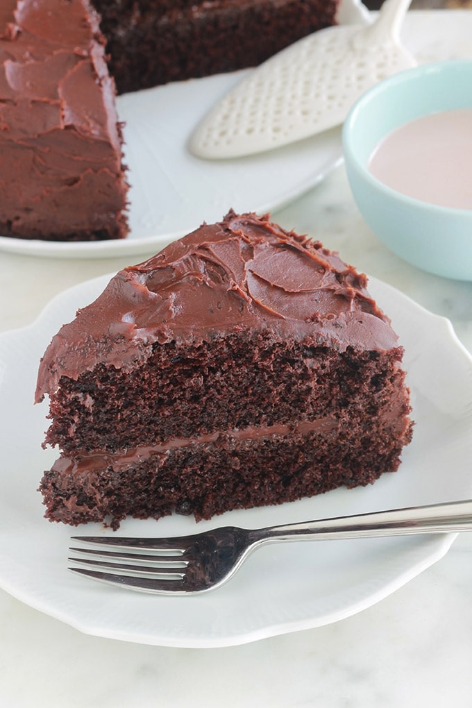 Délicieux gâteau au chocolat hyper moelleux avec une ganache toute simple. A base d’huile, sans beurre. Il est tellement facile, même pas besoin de batteur électrique. Parfait pour toutes les occasions. C’est l’un des gâteaux que je fais pour l’anniversaire de ma fille.