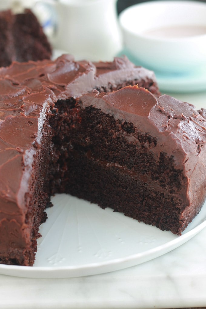 Délicieux gâteau au chocolat hyper moelleux avec une ganache toute simple. A base d’huile, sans beurre. Il est tellement facile, même pas besoin de batteur électrique. Parfait pour toutes les occasions. C’est l’un des gâteaux que je fais pour l’anniversaire de ma fille.