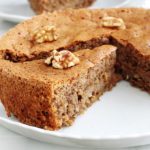 Voici une délicieuse recette de gâteau aux noix sans gluten. Facile à faire, moelleux, fondant et légèrement croquant. Des noix hachées, oeufs, beurre et sucre. Excellent pour le goûter et le petit déjeuner.