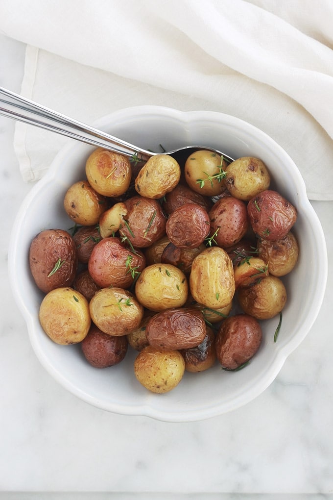 Ces pommes de terre grenailles sautées et confites à la cocotte sont un régal. Elles sont parfumées avec de l’ail et des herbes aromatiques (romarin et thym). Faciles, rapides à faire, elles accompagnent toutes les viandes, volaille et poissons.