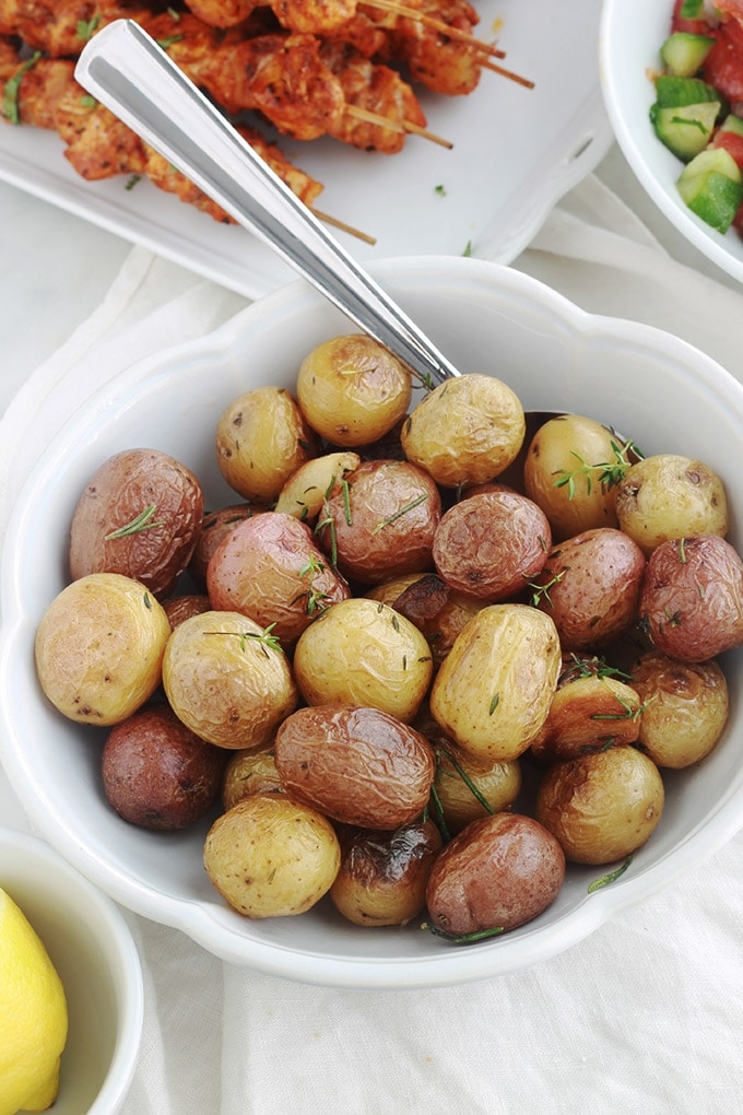 Pommes de terre grenailles sautées et confites à l’ail, romarin et thym