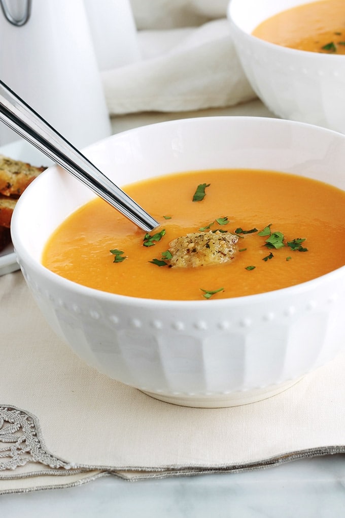 Velouté de potiron tout simple et rapide : du potiron ou potimarron, des carottes, pomme de terre, oignon, ail, crème liquide entière ou allégée (facultatif). Peut être servi en entrée ou même en plat rapide accompagné de croûtons à l'ail et au fromage.