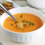 Velouté de potiron tout simple et rapide : du potiron ou potimarron, des carottes, pomme de terre, oignon, ail, crème liquide entière ou allégée (facultatif). Peut être servi en entrée ou même en plat rapide accompagné de croûtons à l'ail et au fromage.