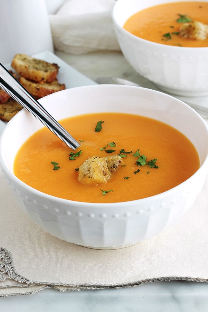 Velouté de potiron tout simple et rapide : du potiron ou potimarron, des carottes, pomme de terre, oignon, ail, crème liquide entière ou allégée (facultatif). Peut être servi en entrée ou même en plat rapide accompagné de croûtons à l'ail et au fromage.