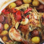 Ce poulet rôti en cocotte au four est très savoureux. La chair du poulet est tendre, fondante et juteuse. Avec les légumes (pommes de terre, poivrons, tomates et oignons) ça vous fait un plat complet, économique et yummy!