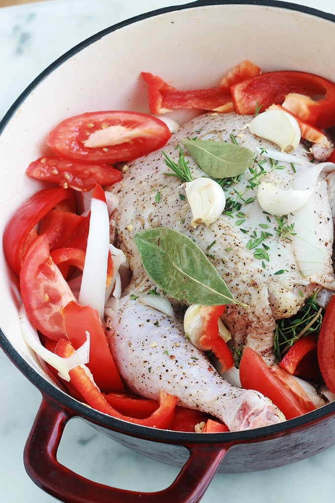 Ce poulet rôti en cocotte au four est très savoureux. La chair du poulet est tendre, fondante et juteuse. Avec les légumes (pommes de terre, poivrons, tomates et oignons) ça vous fait un plat complet, économique et yummy!