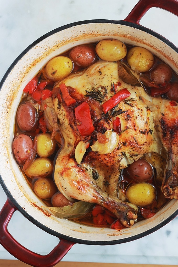 Ce poulet rôti en cocotte au four est très savoureux. La chair du poulet est tendre, fondante et juteuse. Avec les légumes (pommes de terre, poivrons, tomates et oignons) ça vous fait un plat complet, économique et yummy!