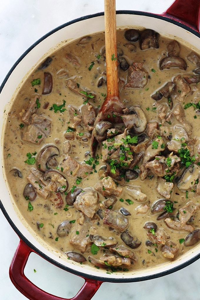 Délicieux plat facile et rapide : boeuf sauce stroganoff. Du steak de boeuf émincé dans une sauce crémeuse avec des champignons. Une recette tellement simple et goûteuse.