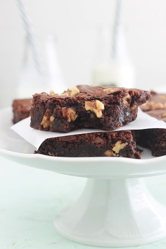 Ces délicieux brownies aux noix sont riches en chocolat, moelleux et denses à l’intérieur. Avec une croûte légèrement croustillante et une touche de café pour rehausser les saveurs du chocolat. Comme tous les brownies, ils sont très faciles à faire !