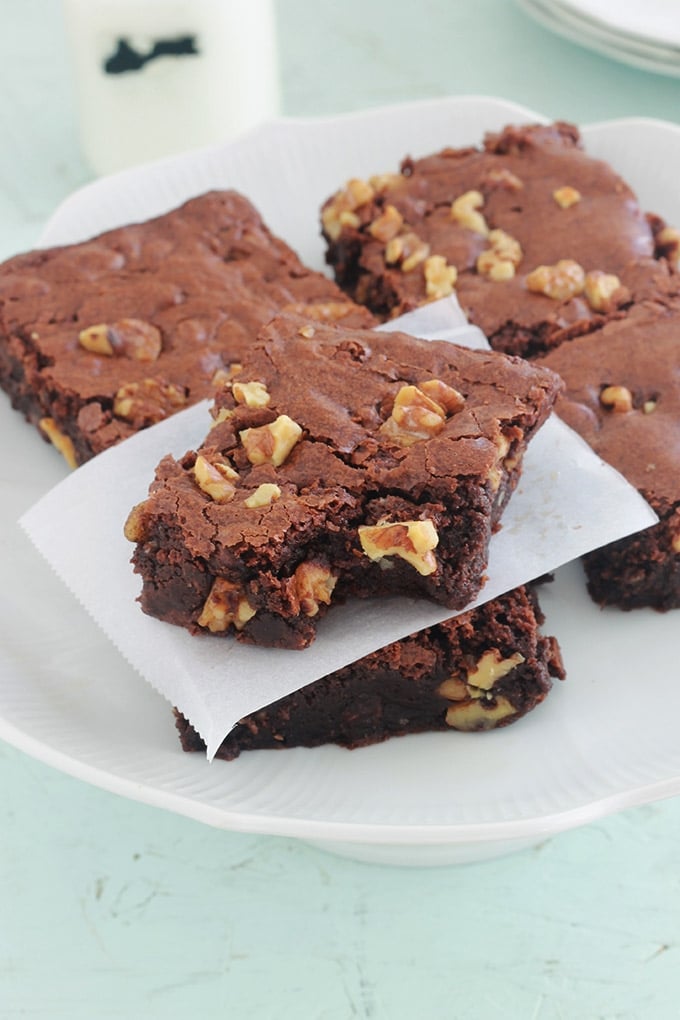 Ces délicieux brownies aux noix sont riches en chocolat, moelleux et denses à l’intérieur. Avec une croûte légèrement croustillante et une touche de café pour rehausser les saveurs du chocolat. Comme tous les brownies, ils sont très faciles à faire !