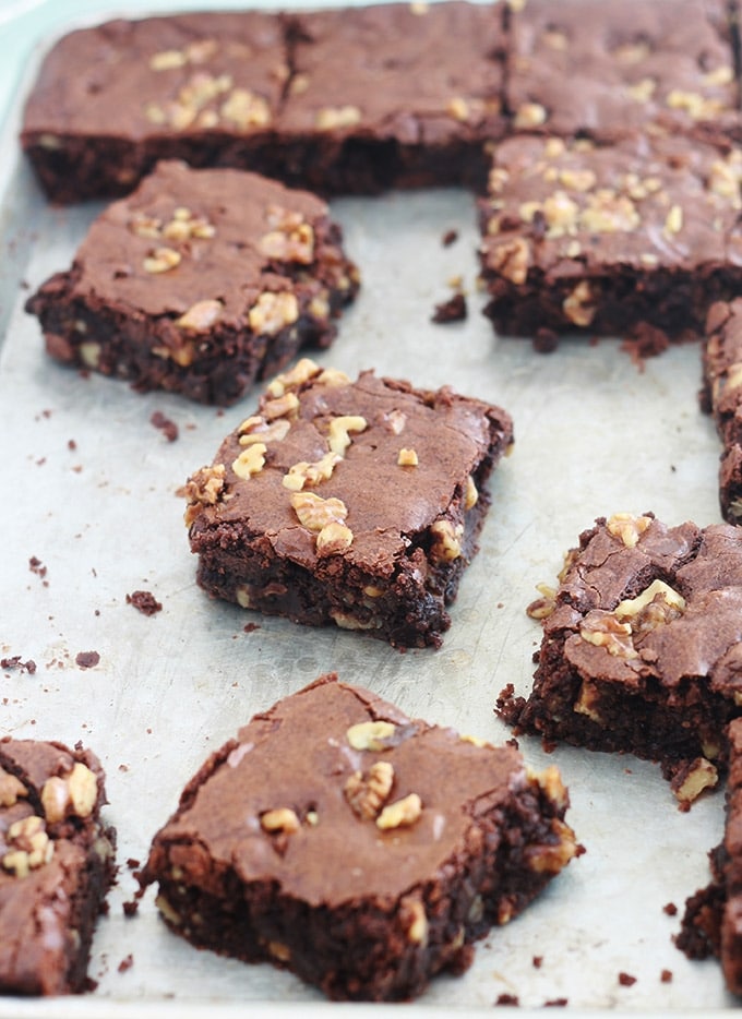 Ces délicieux brownies aux noix sont riches en chocolat, moelleux et denses à l’intérieur. Avec une croûte légèrement croustillante et une touche de café pour rehausser les saveurs du chocolat. Comme tous les brownies, ils sont très faciles à faire !