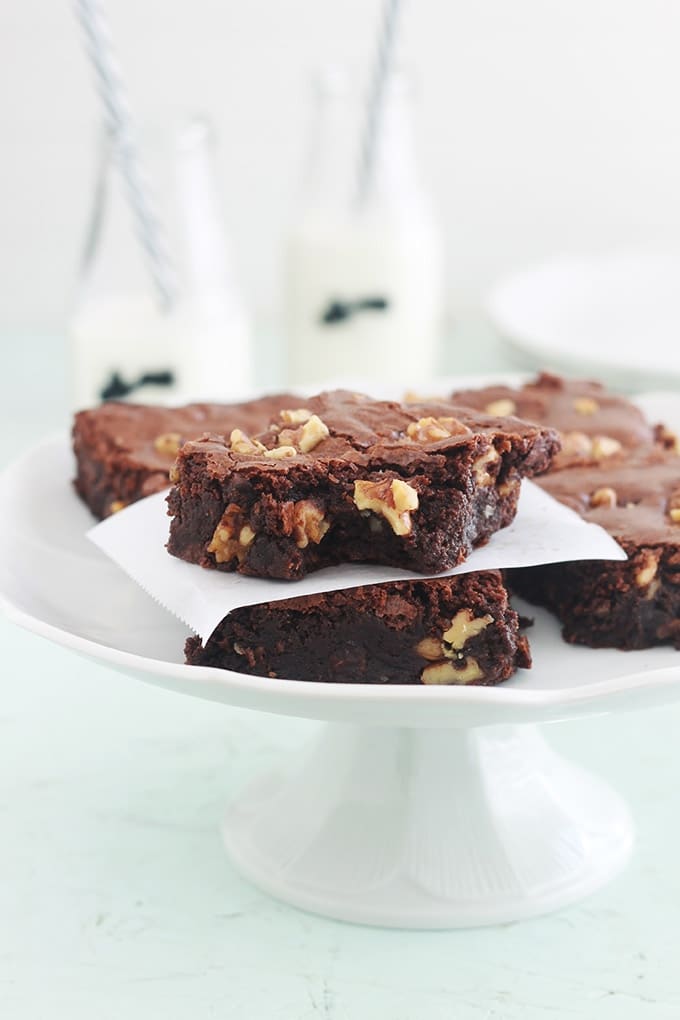 Ces délicieux brownies aux noix sont riches en chocolat, moelleux et denses à l’intérieur. Avec une croûte légèrement croustillante et une touche de café pour rehausser les saveurs du chocolat. Comme tous les brownies, ils sont très faciles à faire !