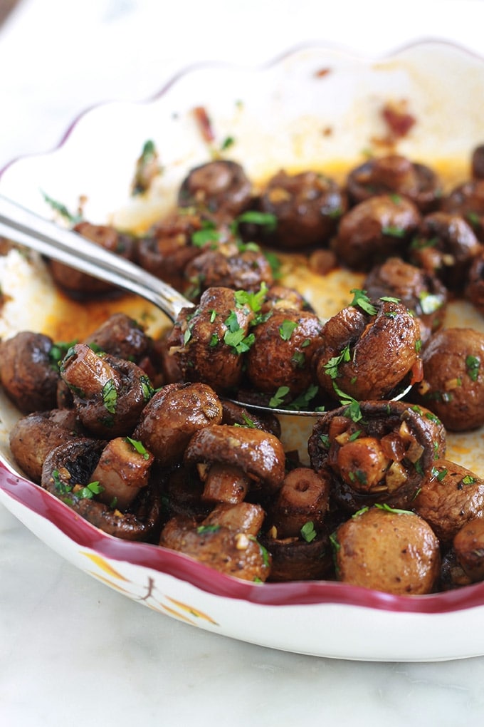 Si vous êtes fan des champignons, vous allez vous régaler avec ces champignons rôtis à l'ail et au vinaigre balsamique. Un plat d’accompagnement ou entrée très facile et rapide : des champignons, échalote, ail, vinaigre balsamique, huile d’olive, épices et herbes aromatiques.