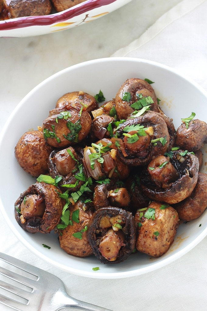 Si vous êtes fan des champignons, vous allez vous régaler avec ces champignons rôtis à l'ail et au vinaigre balsamique. Un plat d’accompagnement ou entrée très facile et rapide : des champignons, échalote, ail, vinaigre balsamique, huile d’olive, épices et herbes aromatiques.