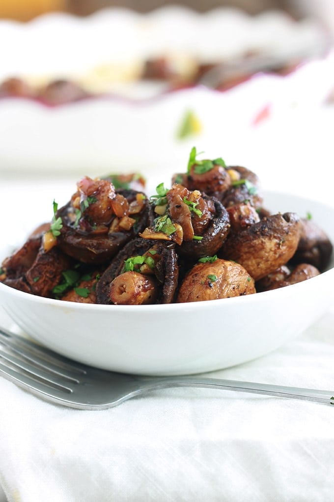 Si vous êtes fan des champignons, vous allez vous régaler avec ces champignons rôtis à l'ail et au vinaigre balsamique. Un plat d’accompagnement ou entrée très facile et rapide : des champignons, échalote, ail, vinaigre balsamique, huile d’olive, épices et herbes aromatiques.