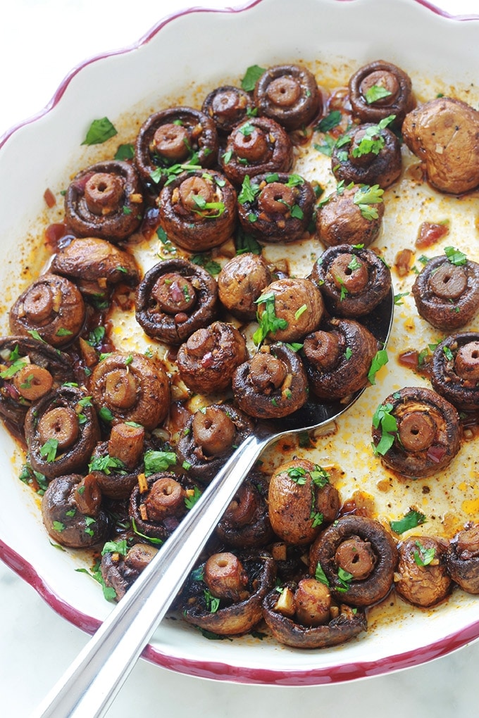 Si vous êtes fan des champignons, vous allez vous régaler avec ces champignons rôtis à l'ail et au vinaigre balsamique. Un plat d’accompagnement ou entrée très facile et rapide : des champignons, échalote, ail, vinaigre balsamique, huile d’olive, épices et herbes aromatiques.