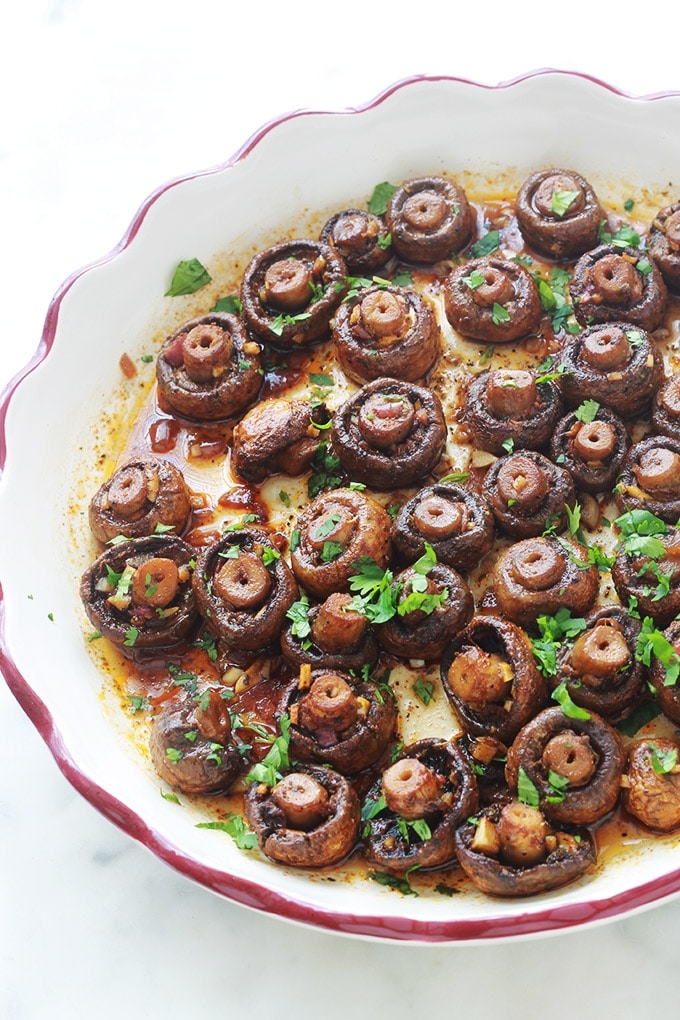 Si vous êtes fan des champignons, vous allez vous régaler avec ces champignons rôtis à l'ail et au vinaigre balsamique. Un plat d’accompagnement ou entrée très facile et rapide : des champignons, échalote, ail, vinaigre balsamique, huile d’olive, épices et herbes aromatiques.