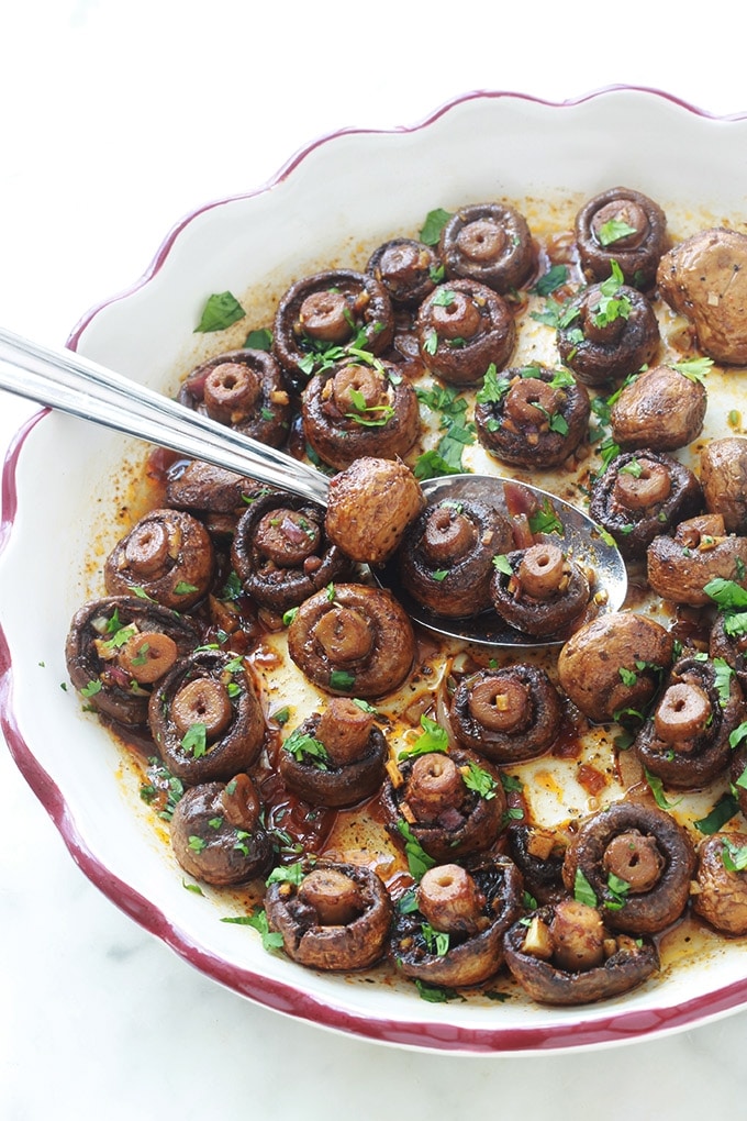 Si vous êtes fan des champignons, vous allez vous régaler avec ces champignons rôtis à l'ail et au vinaigre balsamique. Un plat d’accompagnement ou entrée très facile et rapide : des champignons, échalote, ail, vinaigre balsamique, huile d’olive, épices et herbes aromatiques.