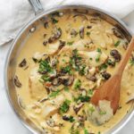 Emincé de poulet en sauce crémeuse aux champignons dans une poêle