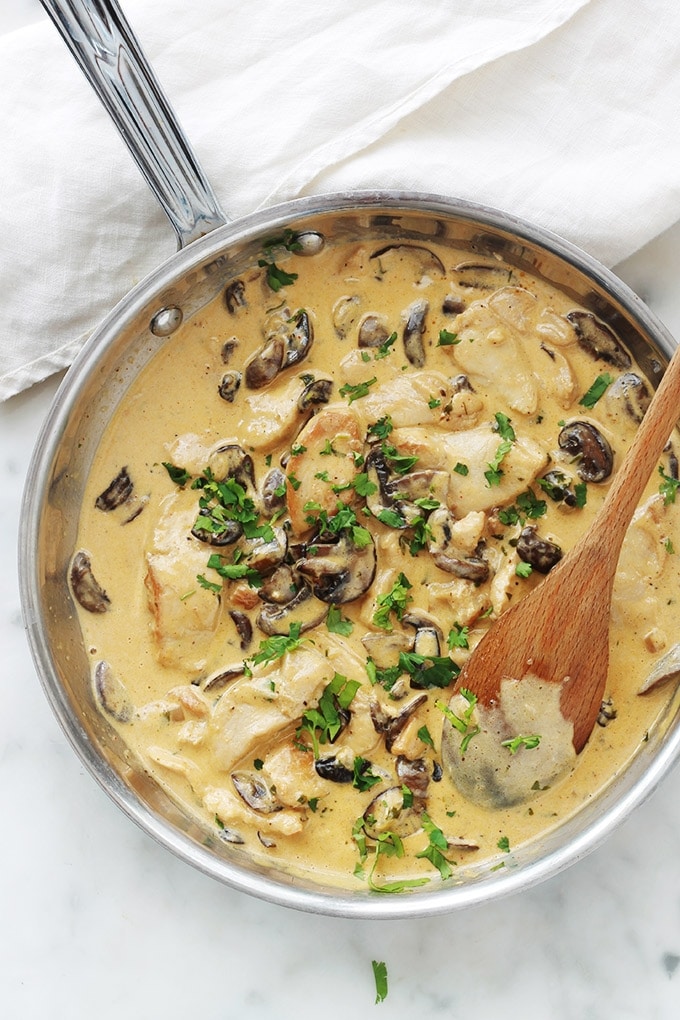 La fameuse sauce crémeuse aux champignons et fromage avec du blanc de poulet émincé. Une délicieuse sauce pour les pâtes, mais aussi les pommes de terre, le riz, des légumes ou simplement à déguster avec du pain. Et le plus, elle est facile et rapide.