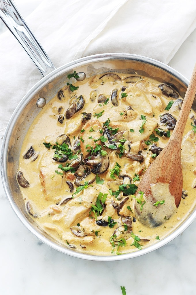 La fameuse sauce crémeuse aux champignons et fromage avec du blanc de poulet émincé. Une délicieuse sauce pour les pâtes, mais aussi les pommes de terre, le riz, des légumes ou simplement à déguster avec du pain. Et le plus, elle est facile et rapide.