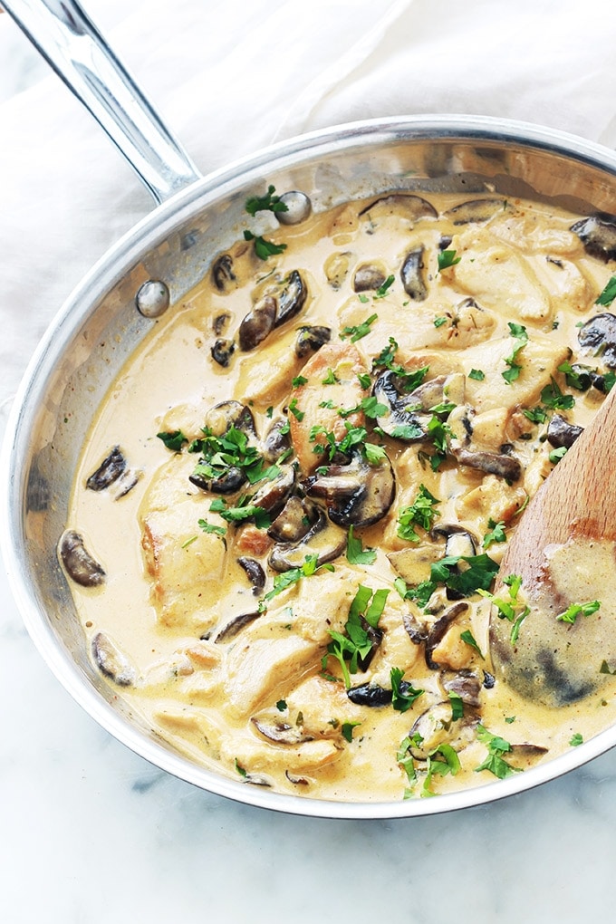 La fameuse sauce crémeuse aux champignons et fromage avec du blanc de poulet émincé. Une délicieuse sauce pour les pâtes, mais aussi les pommes de terre, le riz, des légumes ou simplement à déguster avec du pain. Et le plus, elle est facile et rapide.