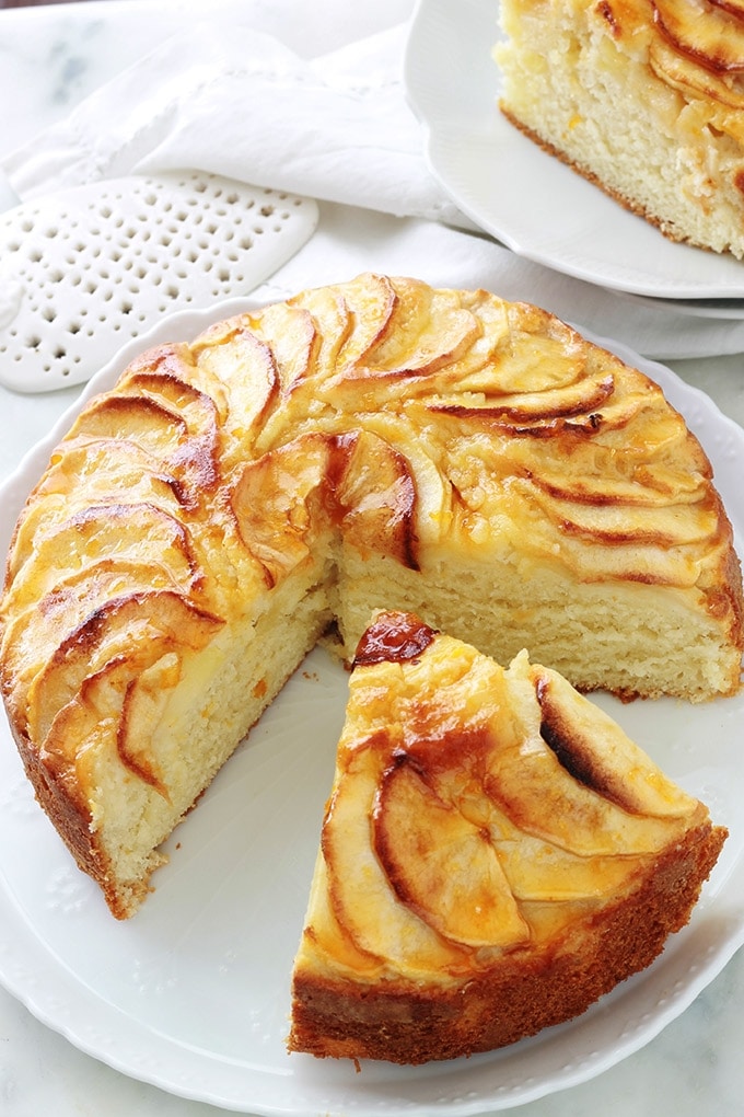 Délicieux gâteau au yaourt aux pommes, fondant et moelleux à souhait. C'est la recette du gâteau au yaourt classique dans laquelle sont ajoutées des pommes. Facile à faire et à mémoriser. Tellement simple que vous pouvez le faire avec les enfants.