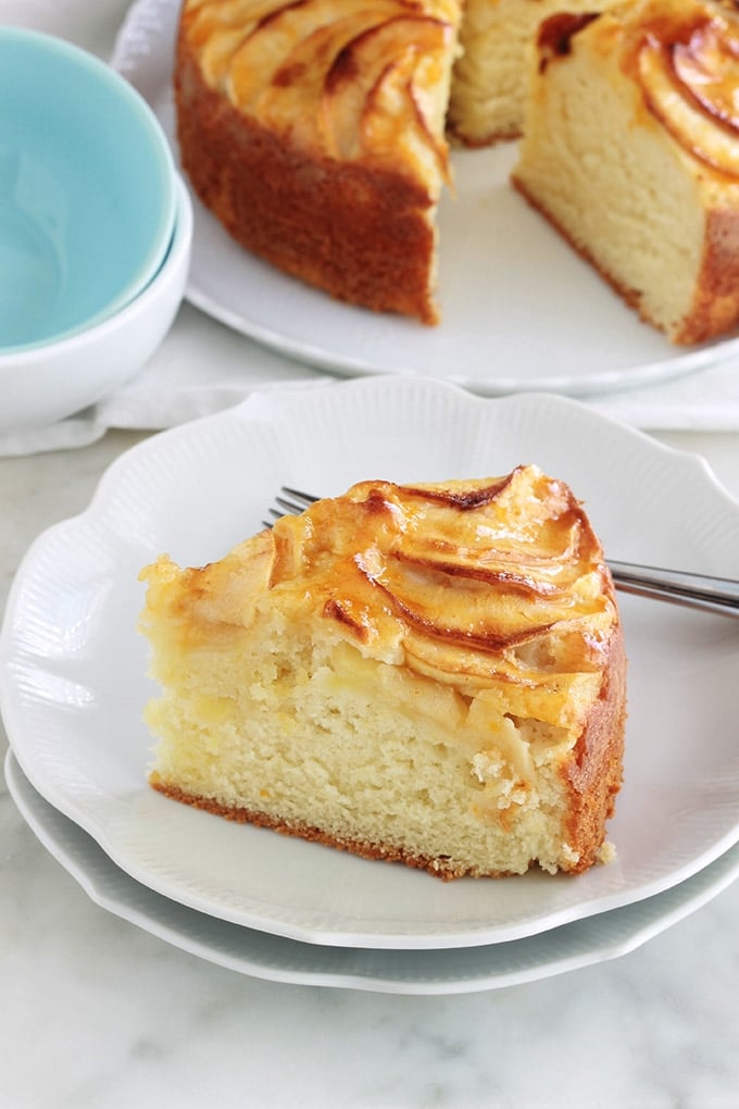 Délicieux gâteau au yaourt aux pommes, fondant et moelleux à souhait. C'est la recette du gâteau au yaourt classique dans laquelle sont ajoutées des pommes. Facile à faire et à mémoriser. Tellement simple que vous pouvez le faire avec les enfants.