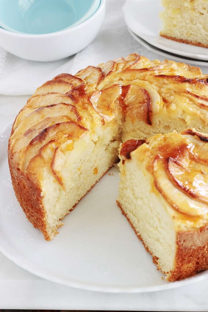 Délicieux gâteau au yaourt aux pommes, fondant et moelleux à souhait. C'est la recette du gâteau au yaourt classique dans laquelle sont ajoutées des pommes. Facile à faire et à mémoriser. Tellement simple que vous pouvez le faire avec les enfants.