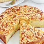 Délicieuse variante du gâteau au yaourt classique avec des pommes, de la poudre d’amandes et des amandes effilées. Le gâteau est hyper moelleux et fondant à souhait. C’est une recette simple et facile à faire, même avec les enfants.