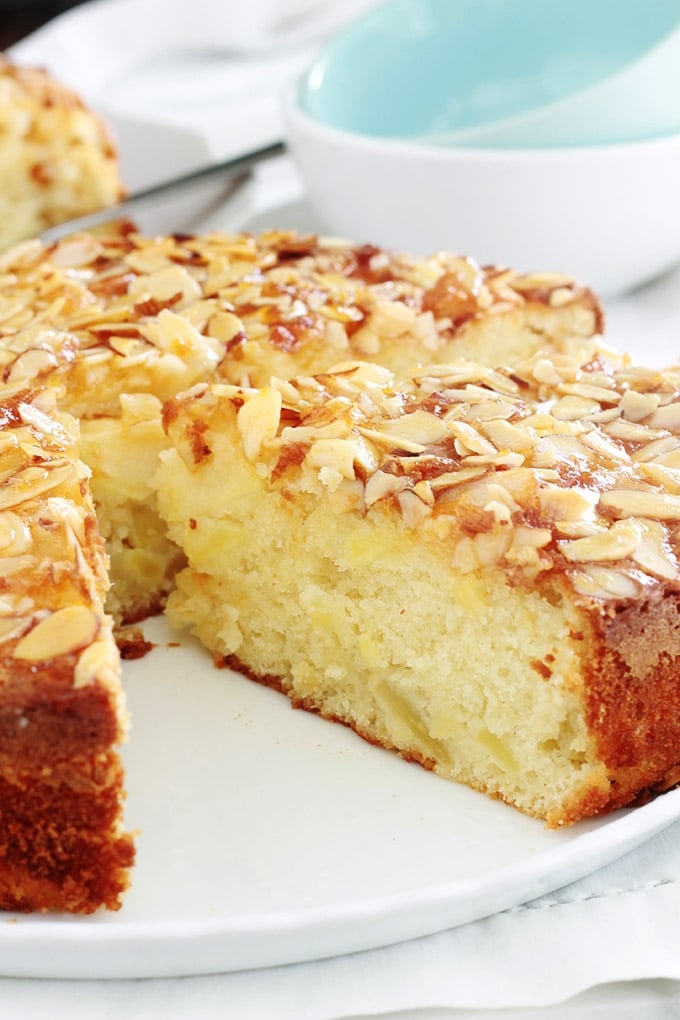 Délicieuse variante du gâteau au yaourt classique avec des pommes, de la poudre d’amandes et des amandes effilées. Le gâteau est hyper moelleux et fondant à souhait. C’est une recette simple et facile à faire, même avec les enfants.