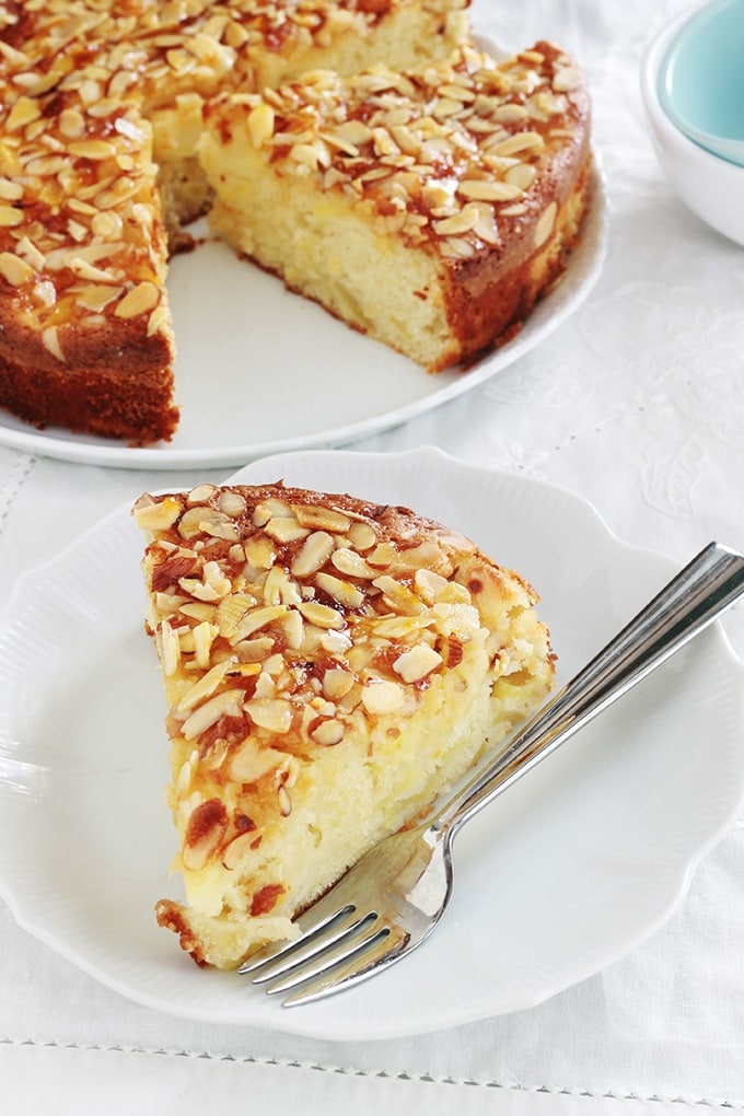 Délicieuse variante du gâteau au yaourt classique avec des pommes, de la poudre d’amandes et des amandes effilées. Le gâteau est hyper moelleux et fondant à souhait. C’est une recette simple et facile à faire, même avec les enfants.