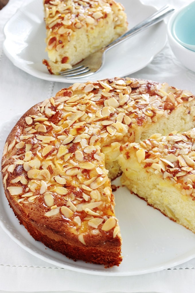 Délicieuse variante du gâteau au yaourt classique avec des pommes, de la poudre d’amandes et des amandes effilées. Le gâteau est hyper moelleux et fondant à souhait. C’est une recette simple et facile à faire, même avec les enfants.