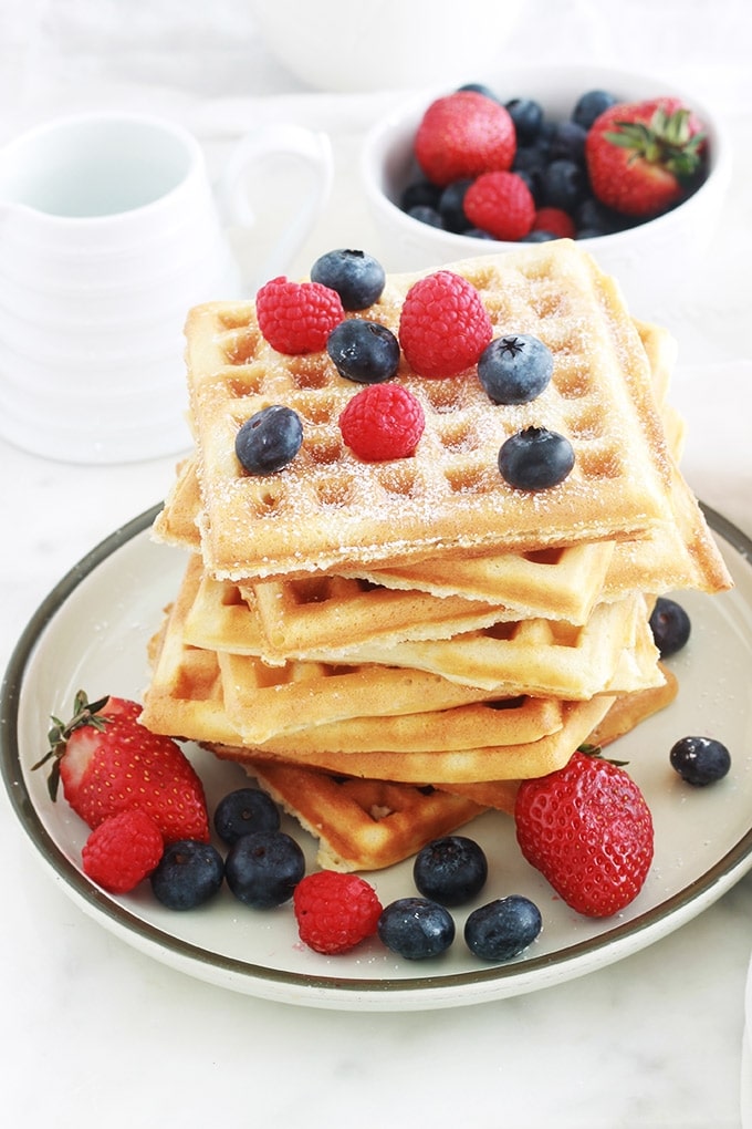 La recette des gaufres croustillantes et moelleuses comme à fête foraine! Faciles et rapides. La pâte à gaufres est sans temps de repos, sans levure chimique et peu sucrée. Les blancs d’oeufs sont montés en neige avant d’être incorporés à la pâte pour avoir des gaufres croustillantes. Une recette toute simple et yummy!