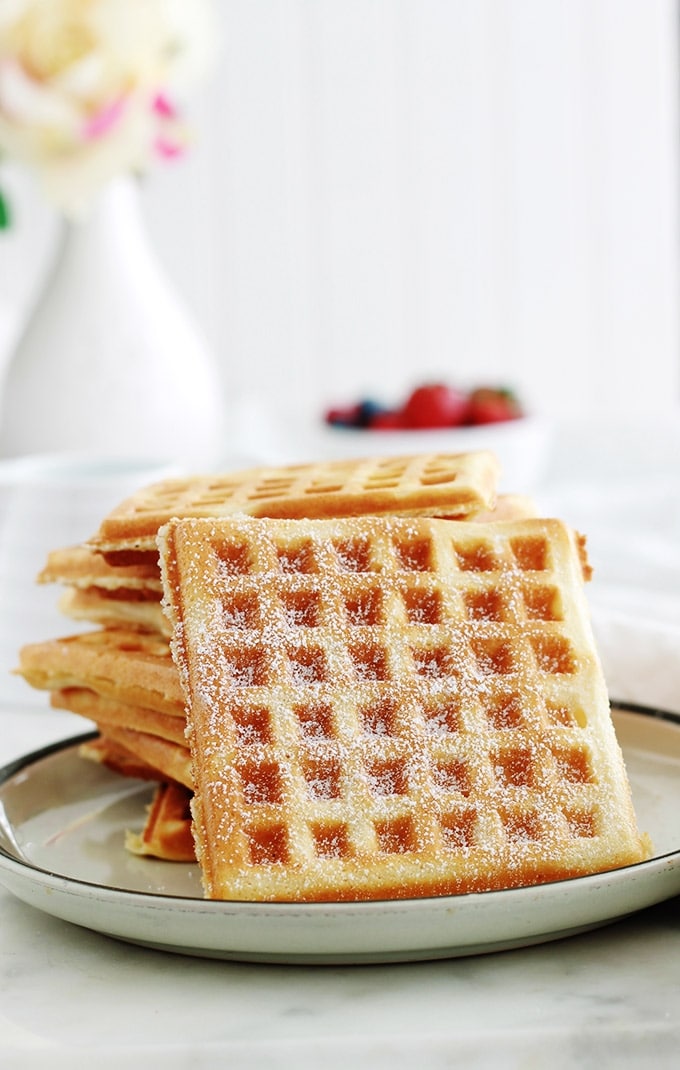 La recette des gaufres croustillantes et moelleuses comme à fête foraine! Faciles et rapides. La pâte à gaufres est sans temps de repos, sans levure chimique et peu sucrée. Les blancs d’oeufs sont montés en neige avant d’être incorporés à la pâte pour avoir des gaufres croustillantes. Une recette toute simple et yummy!