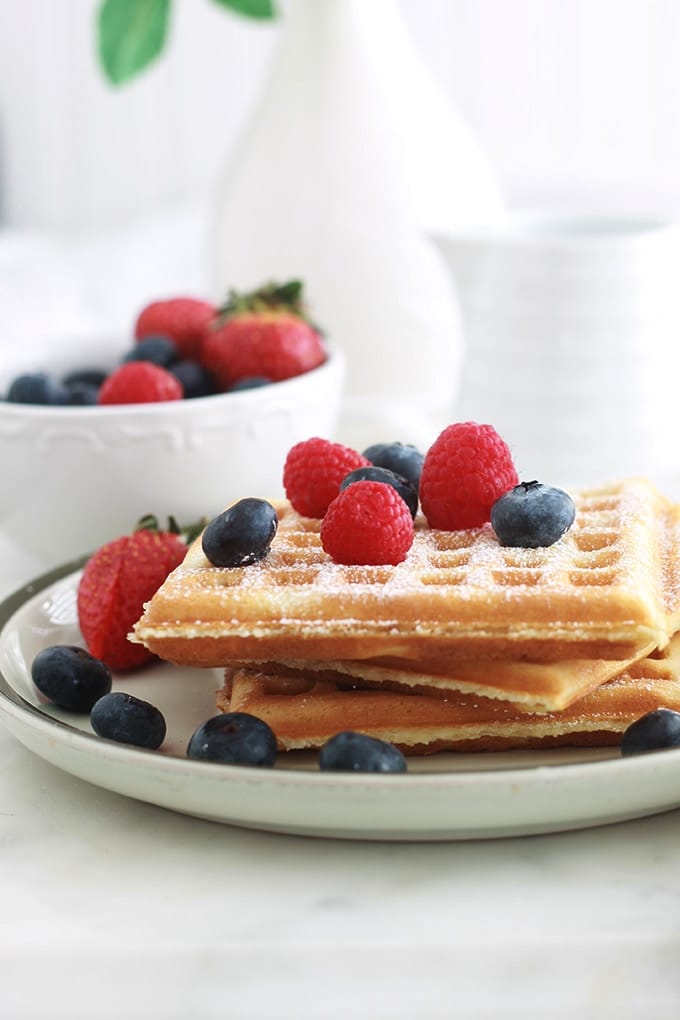 La recette des gaufres croustillantes et moelleuses comme à fête foraine! Faciles et rapides. La pâte à gaufres est sans temps de repos, sans levure chimique et peu sucrée. Les blancs d’oeufs sont montés en neige avant d’être incorporés à la pâte pour avoir des gaufres croustillantes. Une recette toute simple et yummy!