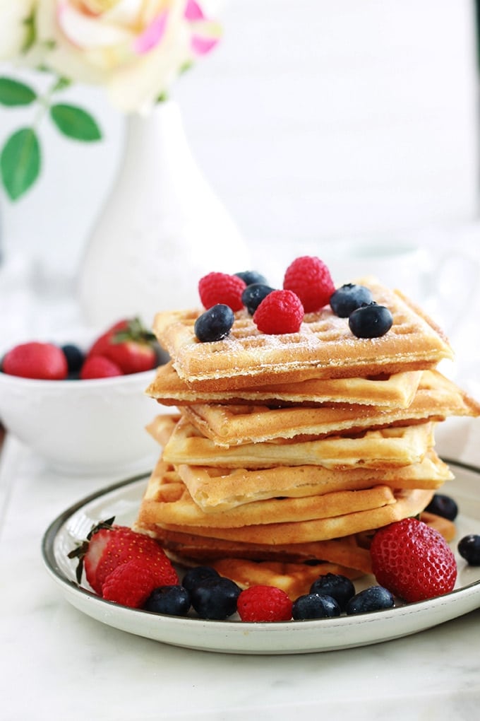 La recette des gaufres croustillantes et moelleuses comme à fête foraine! Faciles et rapides. La pâte à gaufres est sans temps de repos, sans levure chimique et peu sucrée. Les blancs d’oeufs sont montés en neige avant d’être incorporés à la pâte pour avoir des gaufres croustillantes. Une recette toute simple et yummy!